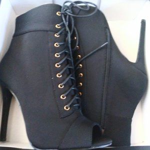 Not worn Size 9 Windsor black high heels